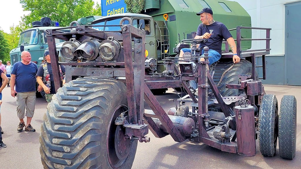 Sebastian Beutler aus Köthen hält mit seinem Gefährt den Rekord für das schwerste Fahrrad der Welt.