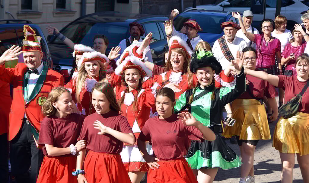 Am stärksten beim Festumzug vertreten sind die Frauen, Männer und Kinder des Calvörder Karnevalsclubs. Aber auch bei der großen Jubiläumsshow sind die Gardemädchen und die Tänzerinnen sowie die Herren vom Ballett mit und ohne Schottenrock mannstark vertreten.