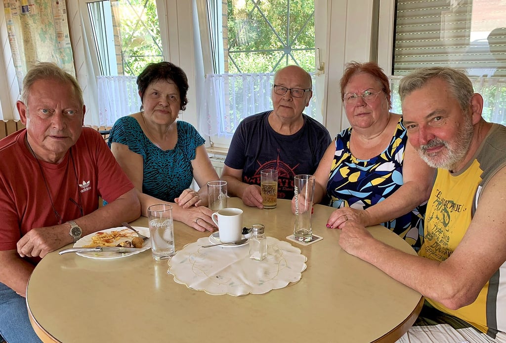 Die Raststätten-Betreiber Birgit und Achim Kaluba (Mitte) sitzen mit Lutz Hocke (l.) sowie Rosi und Udo Becker am Stammtisch in Piethen.