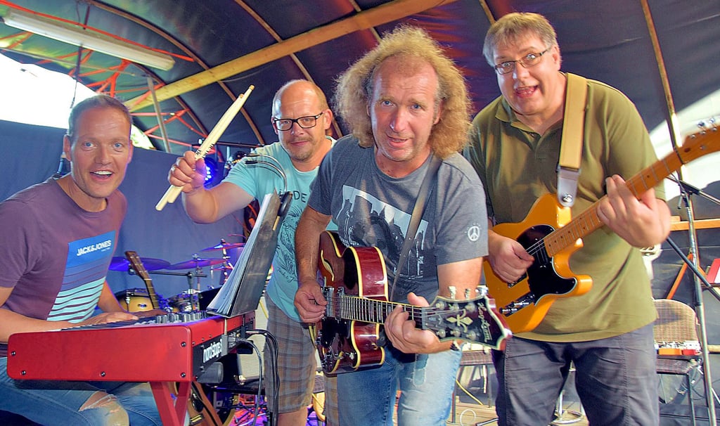 Bereit für Konzertabende sind Steffen Jacobs (v.l.), André Böttcher, Ulrich Ueckert und Andreas Trelenberg. Die Musiker gründeten die Band mit dem Namen „Winkel 47“, die heute in Erxleben spielt.