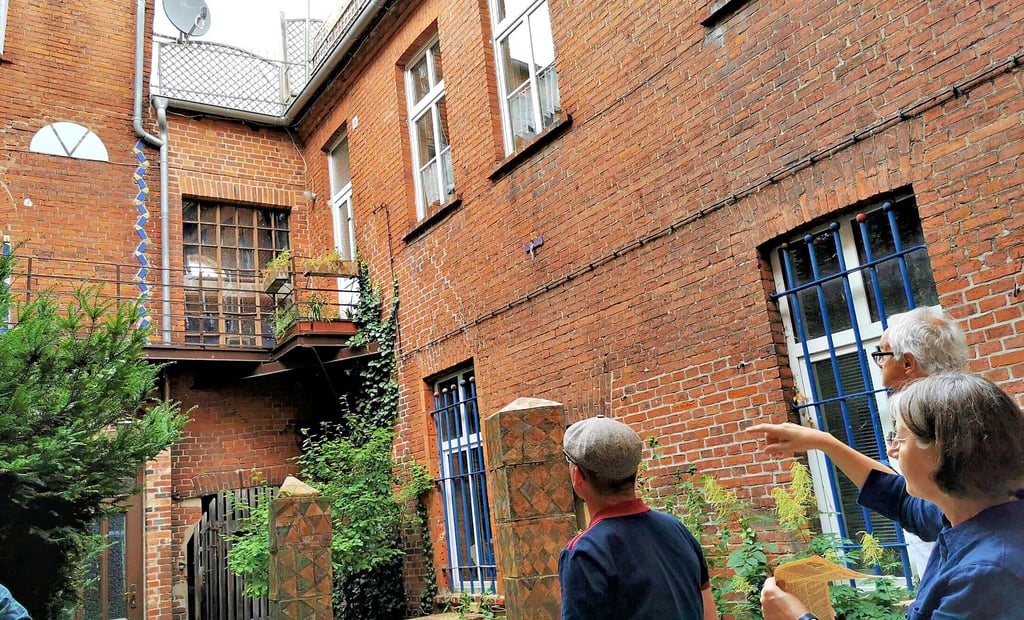 Die letzte Havelberger Synagoge lässt sich auf einem Hinterhof am Markt aufspüren. Anschaulich erläutert Museumsleiterin Antje Reichel (rechts), was es im Innern gegeben haben müsste.