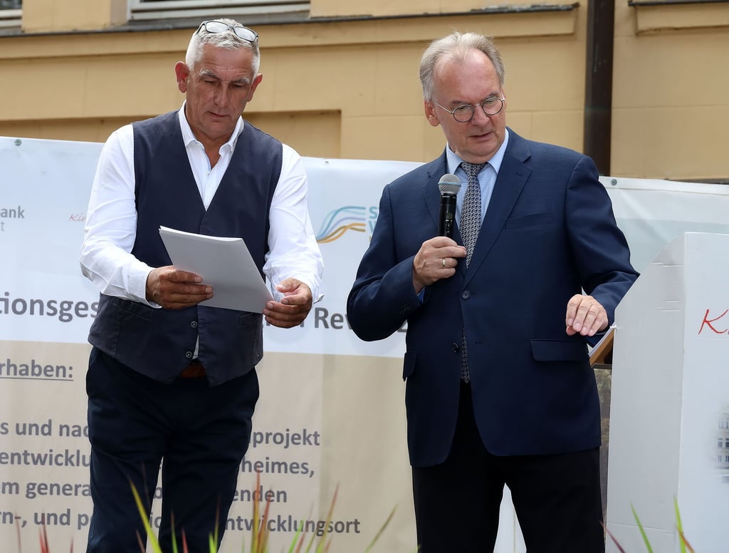 Heimleiter Torsten Fricke und Ministerpräsident Reiner Haseloff bei der Übergabe der vorläufigen Förderrmittelbescheide.
