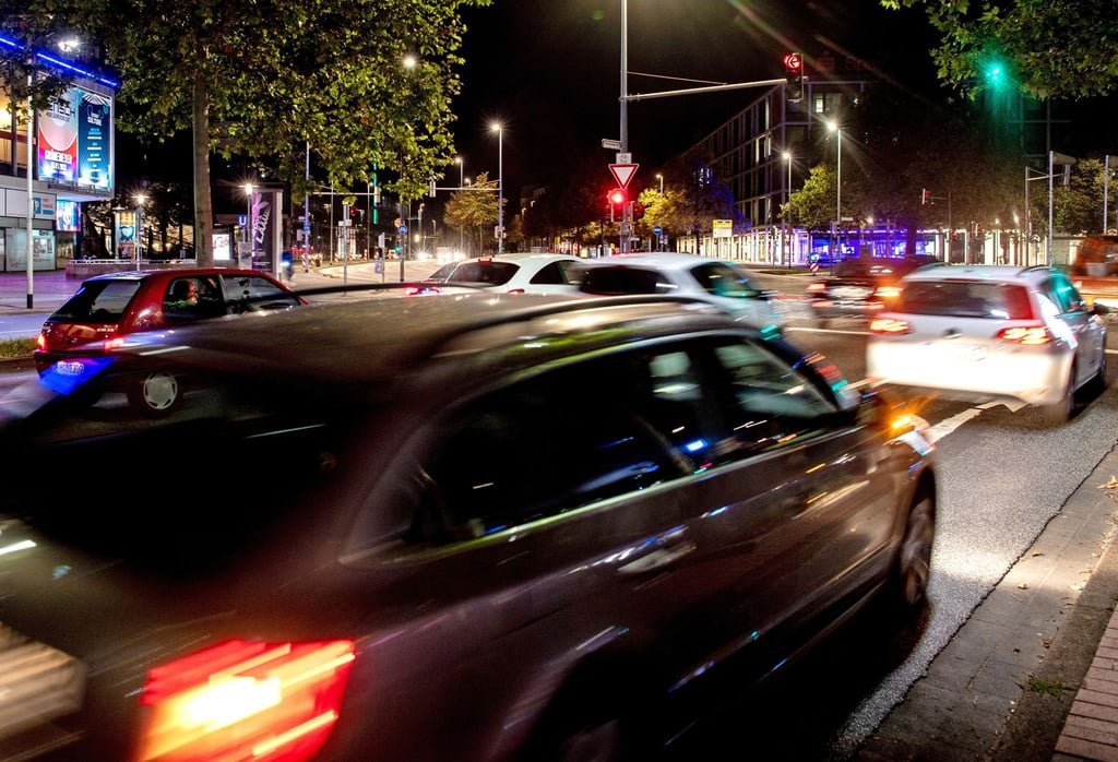 Überholen, Spurwechsel, Bremsen: In der Stadt herrscht oft hektisches Gewusel, doch bei den Manövern darf niemand gefährdet werden.