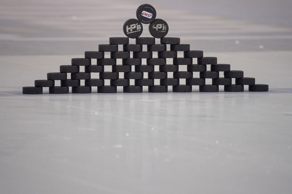 Ein Puck mit dem Logo der Deutschen Eishockey Liga (DEL) liegt auf weiteren Pucks.