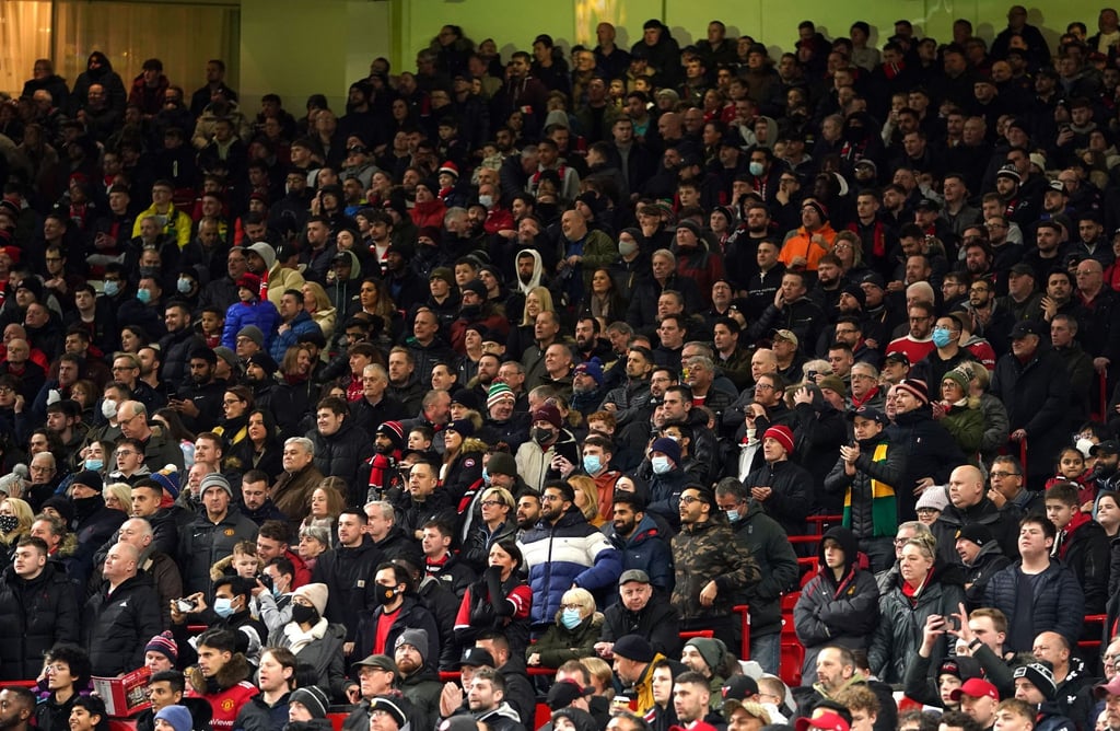 Bei einem Pilotprojekt im Januar konnten Fans im Old Trafford Stadion das Spiel im neu gebauten Stehplatzbereich schauen.