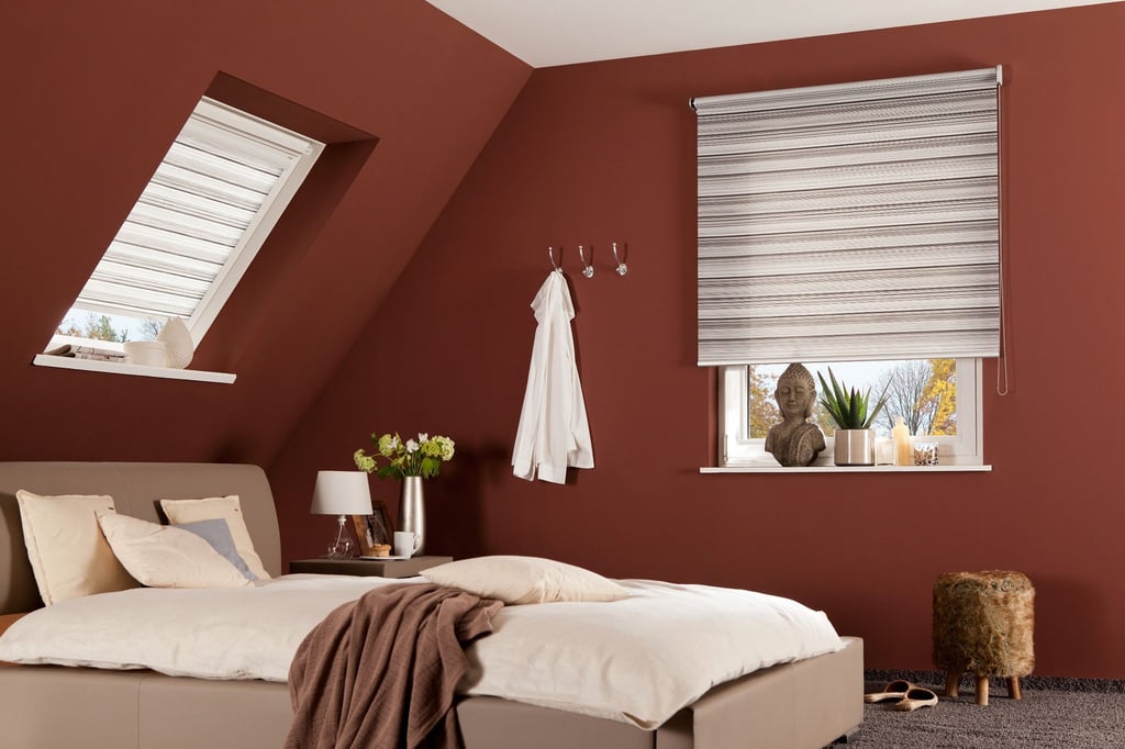 Innenliegende Rollos gibt es in verschiedenen Varianten: Je nachdem, wie stark der Sonnenschutz im Zimmer ausfallen soll, können transparente, blickdichte oder komplett abdunkelnde Rollos gewählt werden.