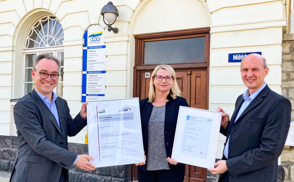Florian G. Reißmann (von links), Geschäftsführer des Deutschen Vereins des Gas- und Wasserfaches (DVGW), übergibt nach erfolgreicher Zertifizierung die Urkunden an Bernburgs Stadtwerke-Geschäftsführerin Ulrike Matthis und Stadtwerke-Netzleiter Sven Köbbel.
