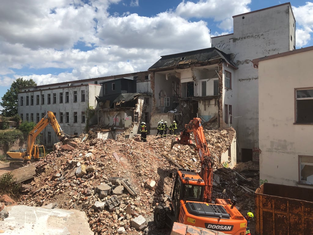 Die Feuerwehrleute suchten am Montag auf der Baustelle des ehemaligen Bergbaukrankenhauses Eisleben nach einem möglicherweise verletzten Kind oder Jugendlichen.