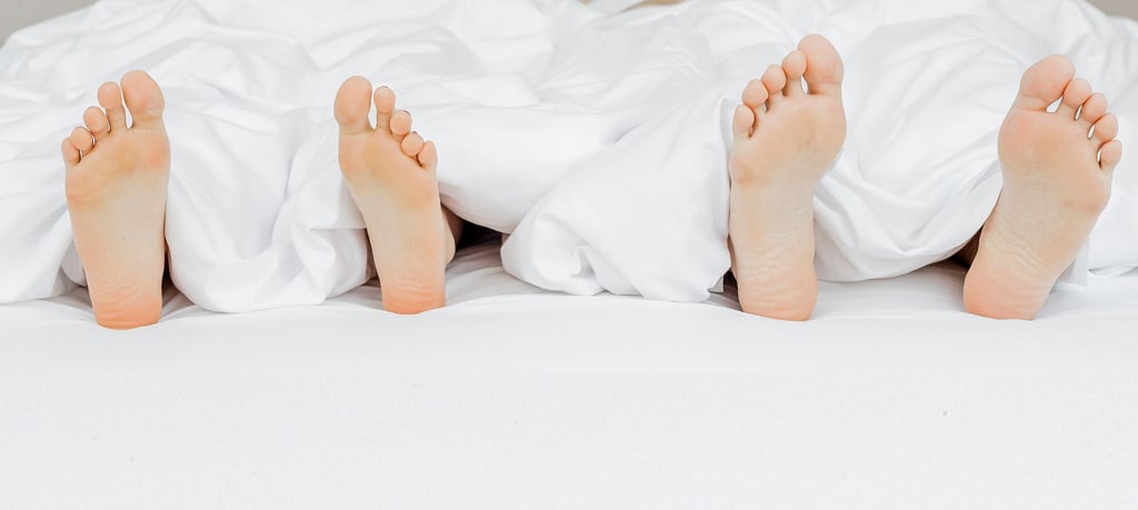 Asexualität hat viele Facetten. Einige kuscheln und küssen gern oder befriedigen sich selbst. Andere fühlen sich am wohlsten, wenn sie komplett auf körperliche Intimität verzichten.