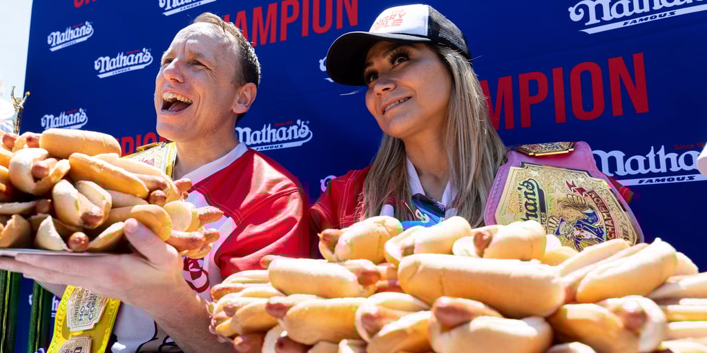 Joey Chestnut (l) und Miki Sudo posieren mit 63 bzw. 40 Hotdogs.