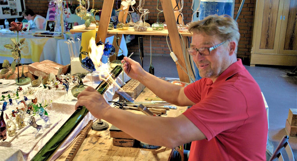 Torsten Krüger versteht sich auf das Formen von Glas. In Klietznick führte er seine Kunst vor und sprach über das Glasbläserhandwerk in der Region.
