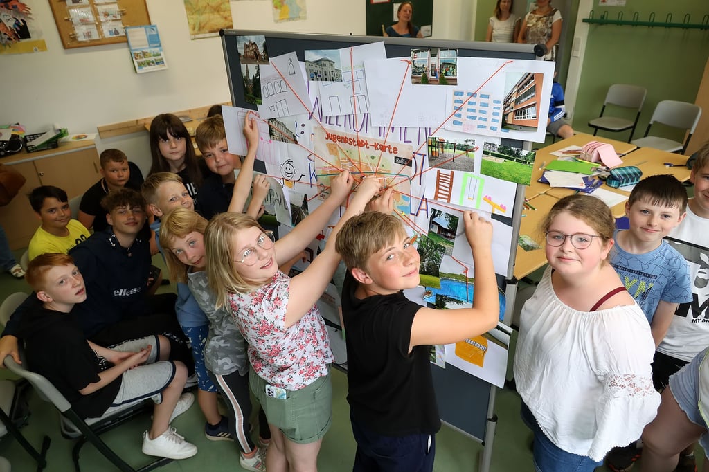 Die Mädchen und Jungen sind eifrig dabei, ihren Stadtplan für Roßla zu entwickeln.