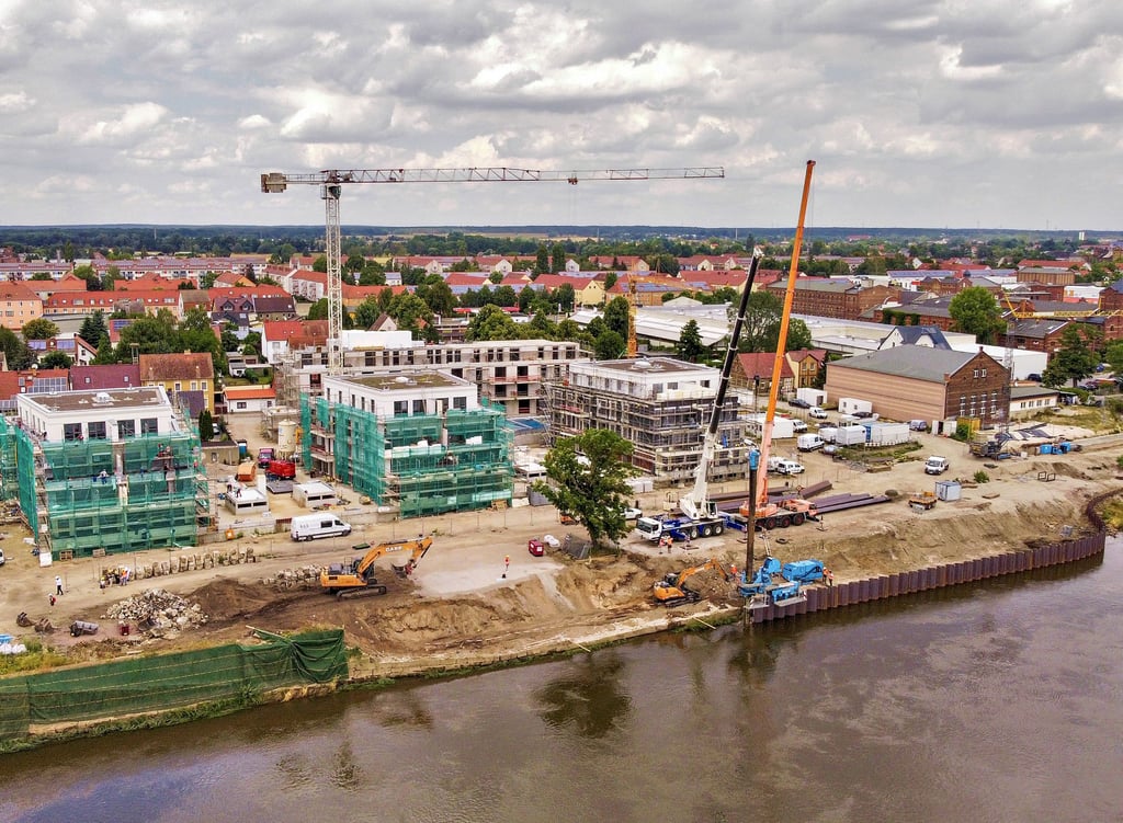 Aus der Drohnen-Perspektive überblickt man die gesamte Baustelle. Am Kai baut die Stadt, die Wohnblöcke Wigewe bzw. Wiwog.