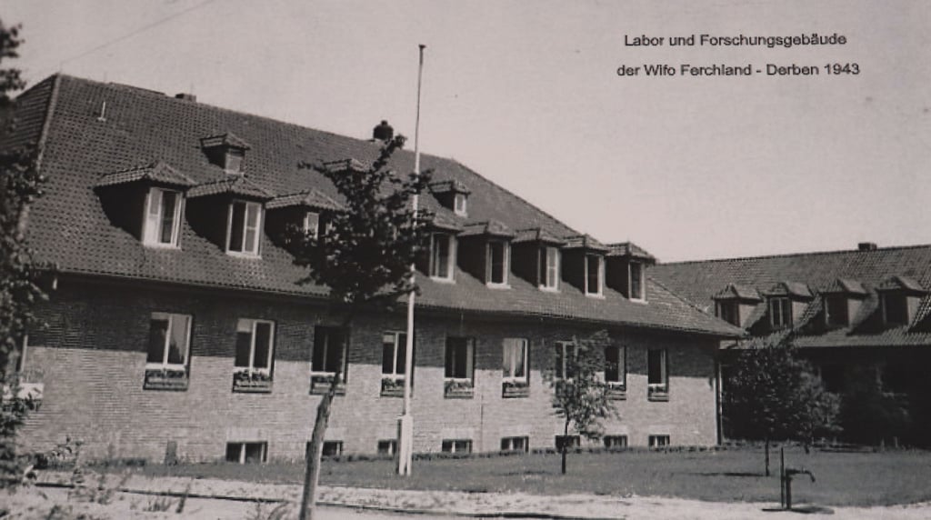 Das Labor- und Forschungsgebäude der Wifo Ferchland - Derben im Jahr 1943. Am Ostende des „Neuen Weges“ befanden sich die Hauptzufahrt und das zweigeschossige Verwaltungsgebäude.