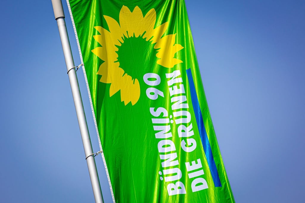 Eine Flagge mit dem Logo von Bündnis 90/Die Grünen weht.
