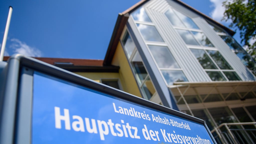 Fast ein Jahr nach der Cyberattacke auf die Verwaltung des Landkreises Anhalt-Bitterfeld sind noch längst nicht alle Probleme beseitigt.