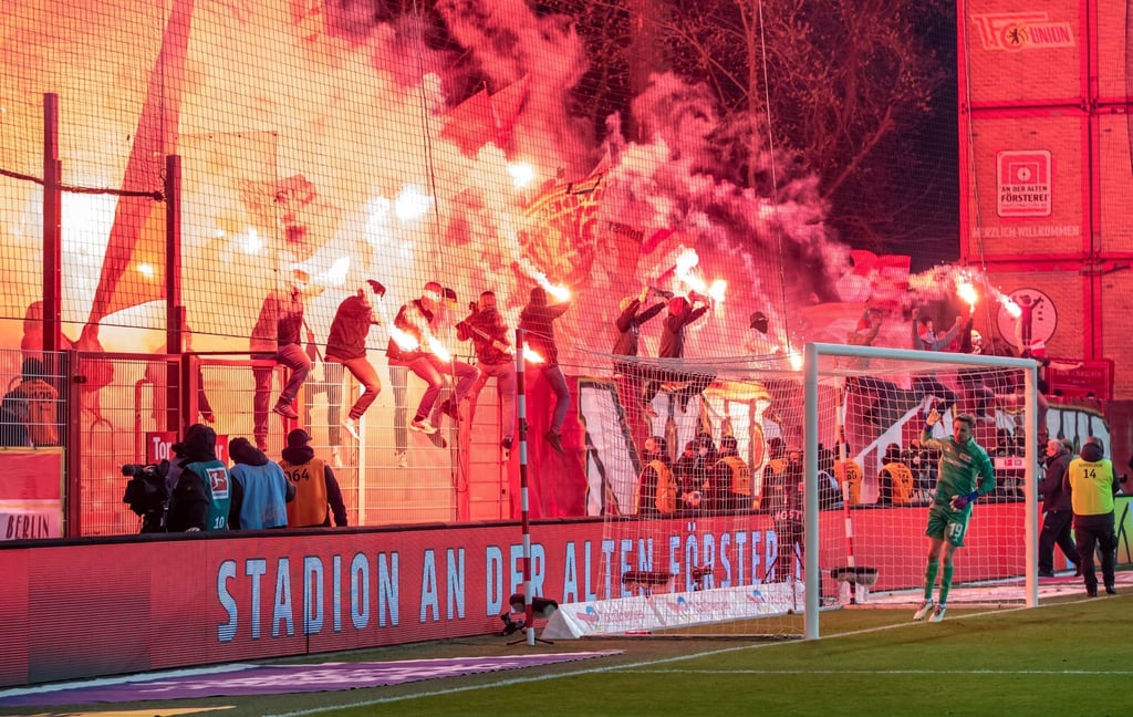 Fans vom 1. FC Köln zünden im Gästeblock des Stadions An der Alten Försterei Pyrotechnik.