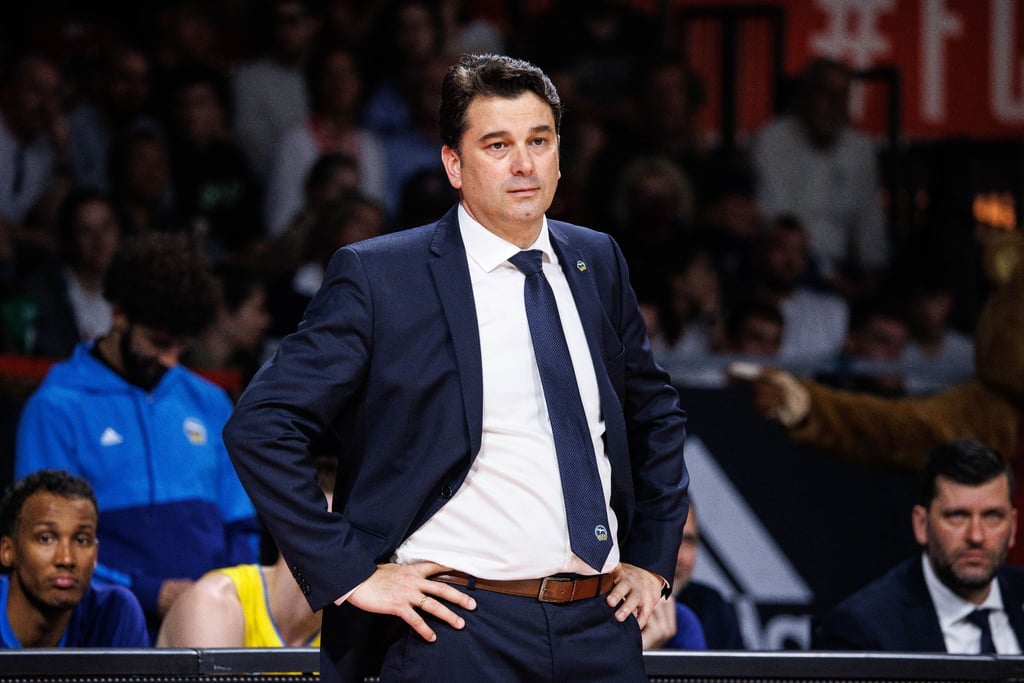 Trainer Israel Gonzalez von Alba Berlin verfolgt ein Spiel.
