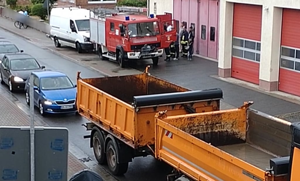 Die Ampelregelung auf der durch Kalbe führenden Umleitungsstrecke sorgte am Freitag für Behinderungen bei einem Feuerwehreinsatz. AuchBbeschimpfungen mussten sich die Kameraden gefallen lassen.