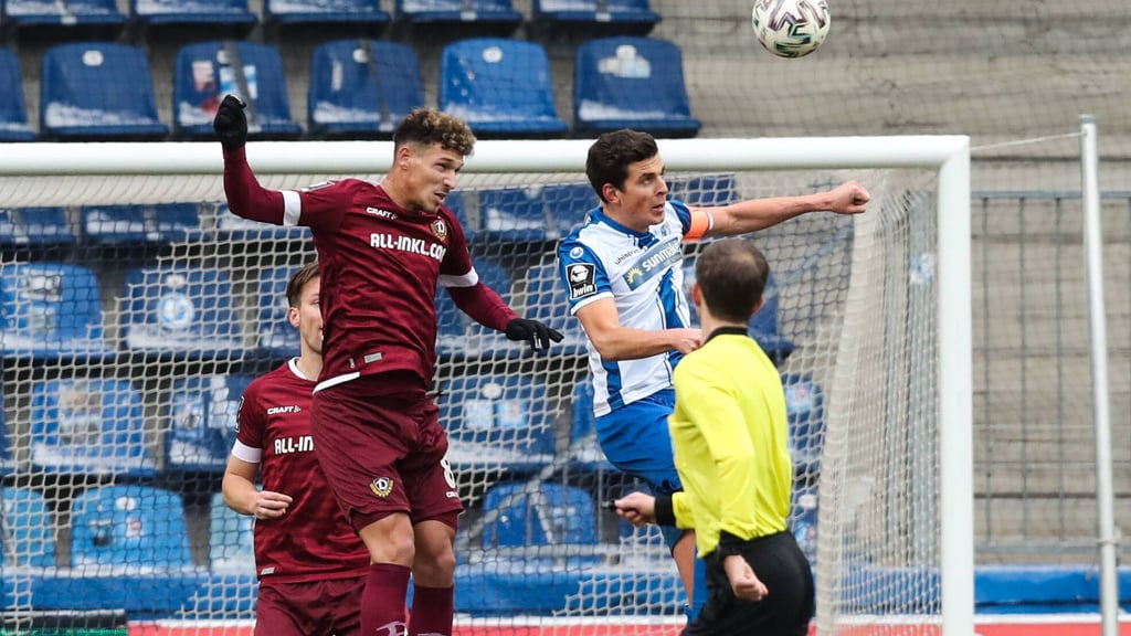 Hatten schon öfter das Vergnügen: Heinz Mörschel (l.) und der ehemalige FCM-Kapitän Tobias Müller. Wird Mörschel nun für die Blau-Weißen gegen den Neu-Paderborner antreten?