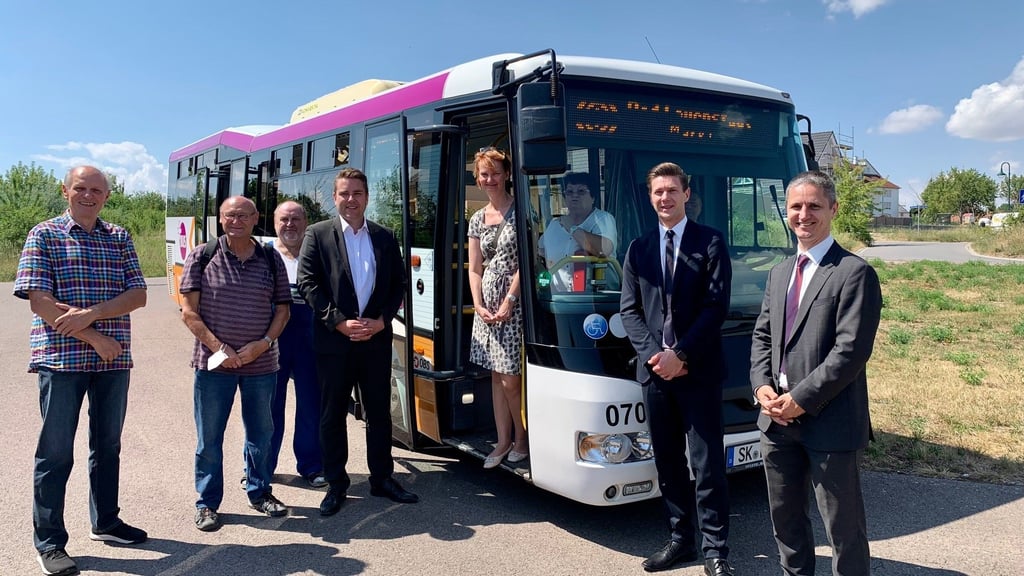 Vertreter der OBS, des Saalekreises und der Gemeinde Teutschenthal stellten am Dienstag das neue Nahverkehrsangebot in Angersdorf vor.