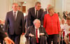 Gemeinsamer Einzug:  Leopoldina-Präsident Gerald Haug geleitet Jubilar Jörg Hacker (im Rollstuhl)    in den Festsaal, flankiert von Ministerpräsident Reiner Haseloff (links) und Altkanzlerin Angela Merkel.