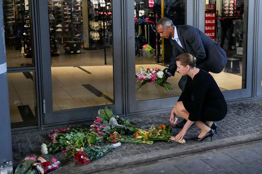 Dänemarks Ministerpräsidentin Mette Frederiksen legt Blumen am Eingang des Einkaufszentrums Field's nieder.