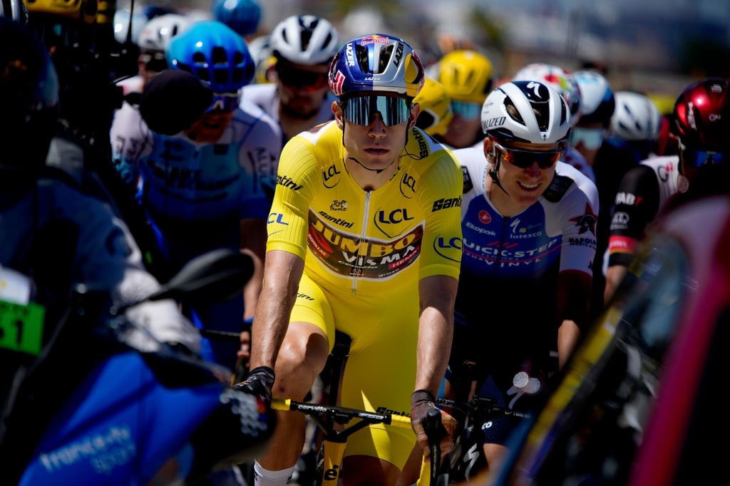 Hat die Gesamtführung verteidigt und ist im Gelben Trikot zum Tagessieg gefahren: Der Belgier Wout Van Aert (M).