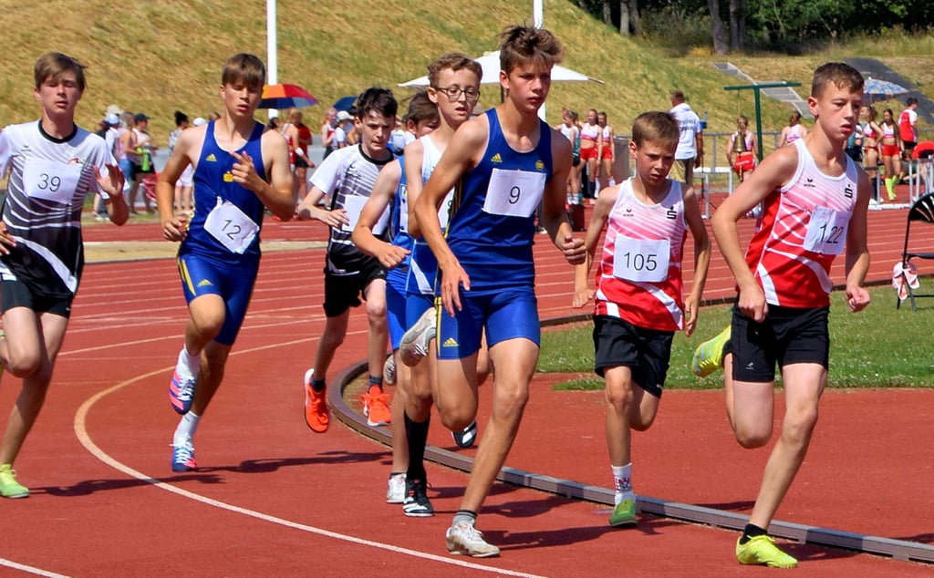 Start zum 800 Meter Lauf der 13-jährigen Jungen. Hannes Gromowski (Startnummer 9) und Jonas Westphal (121) liefen ein sehr gutes Rennen.