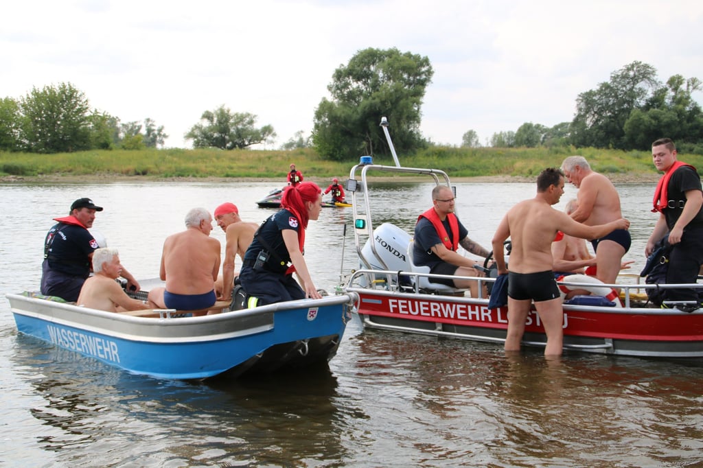 Wasser- und Feuerwehr sichern 2019 das Schwimmen ab.