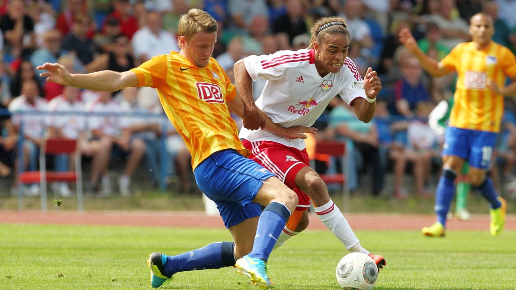 Der junge Maik Franz (l.) bei einem Testspiel 2013 gegen den noch jüngeren Yussuf Poulsen von RB Leipzig.