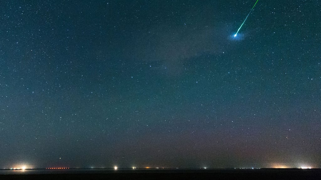 Eine Sternschnuppe am Himmel über Ostfriesland: In absoluter Dunkelheit zeigen sich die Sternschnuppen am Himmel von ihrer besten Seite.