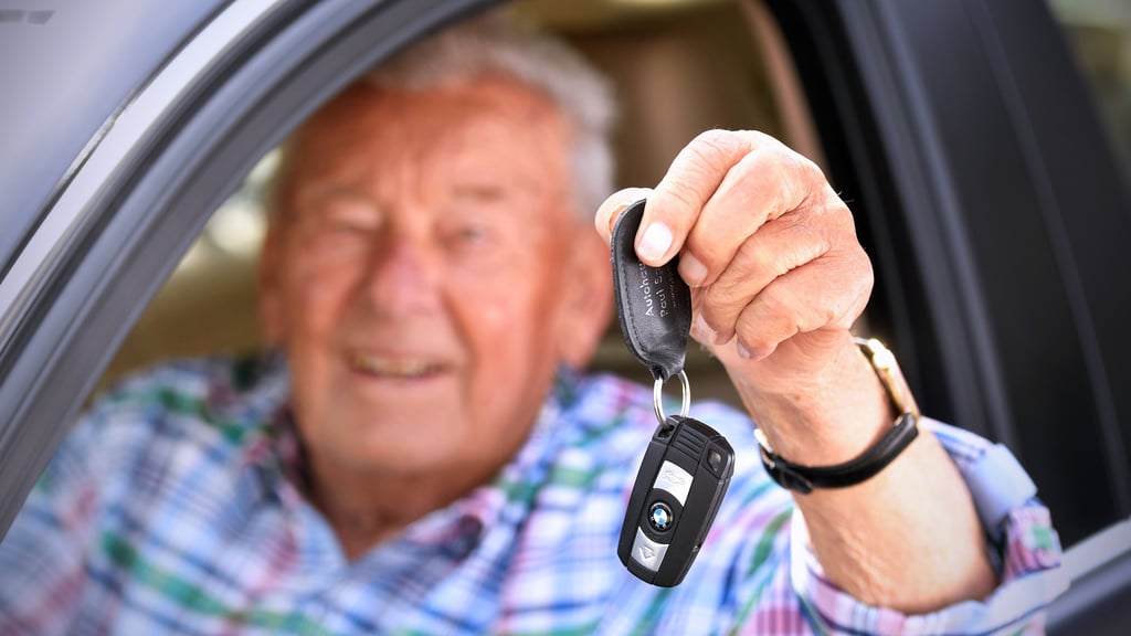 Verkehrswidrig Unterwegs Senior fährt seit 17 Jahren ohne Führerschein Auto und wird zufällig