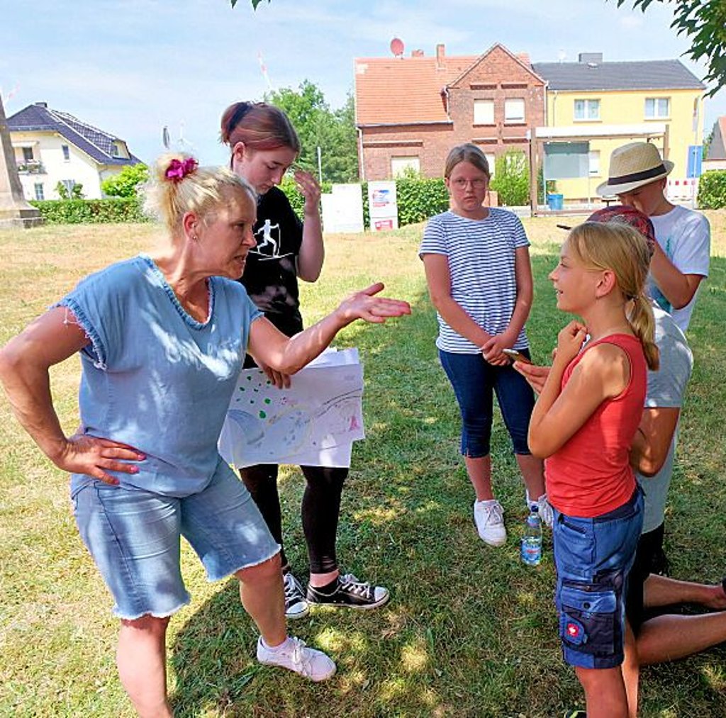 Jugendclub-Chefin Sabine Hoffmann (links) erteilt Ratschläge.