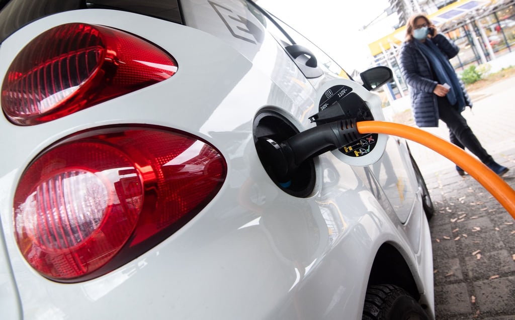 Ein Elektroauto lädt an einer Ladestation.
