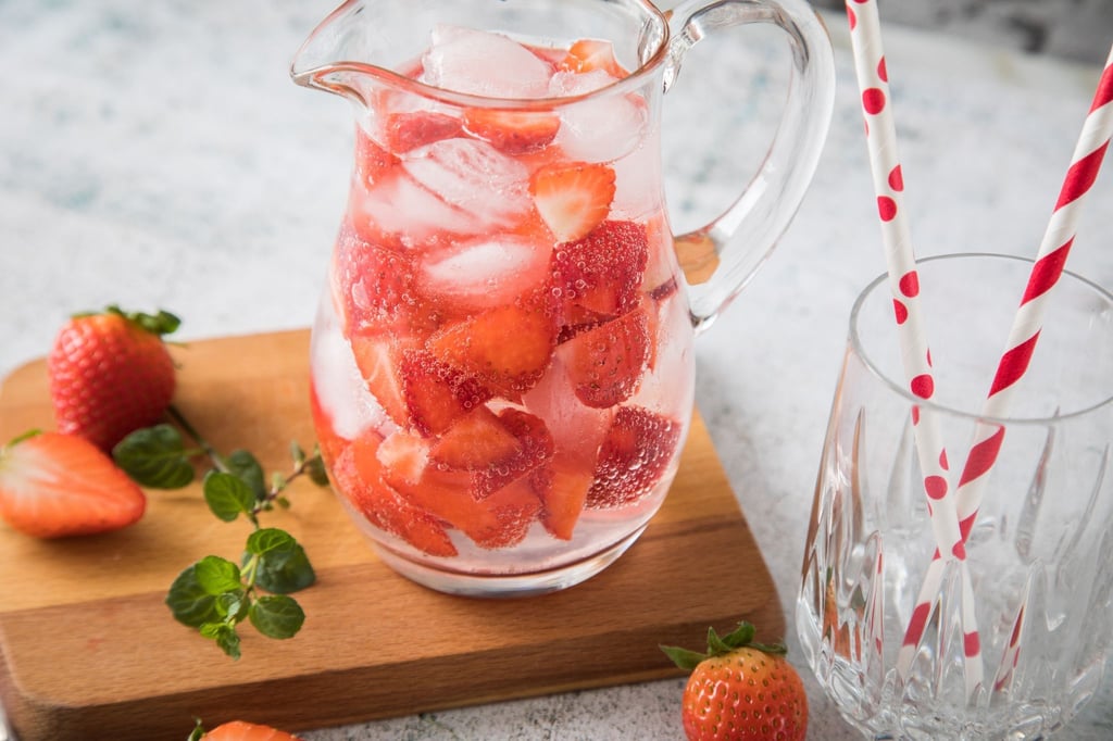 Sieht nach Sommer aus und schmeckt auch danach: eine fruchtige Bowle mit frischen Erdbeeren.