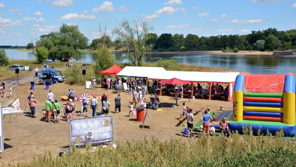 Viel idyllischer geht es kaum. Nach zwei Jahren luden in Wahrenberg der örtliche Förderverein und die Gemeinde Aland wieder zum Elbkinderfest ein.