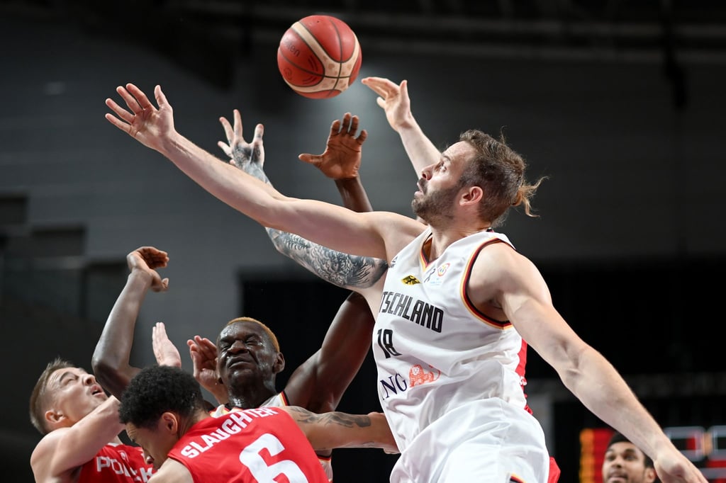 Jonas Wohlfarth-Bottermann kämpft mit Anthony Darrell "A.J." Slaughter aus Polen um den Ball.