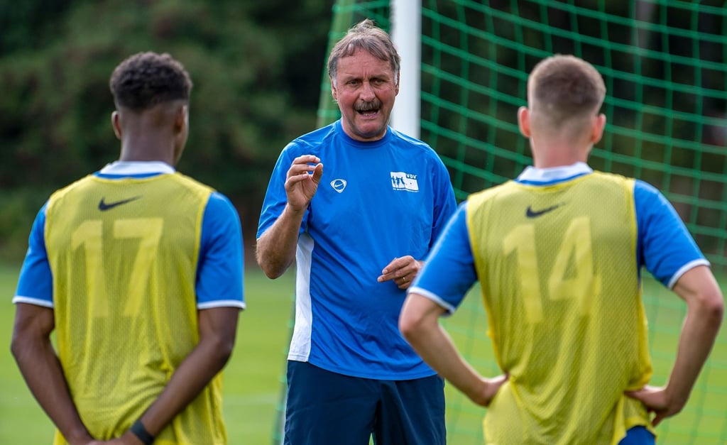 Hat schon mehrfach das Proficamp der Spielergewerkschaft VDV für vereinslose Fußballprofis geleitet: Peter Neururer.
