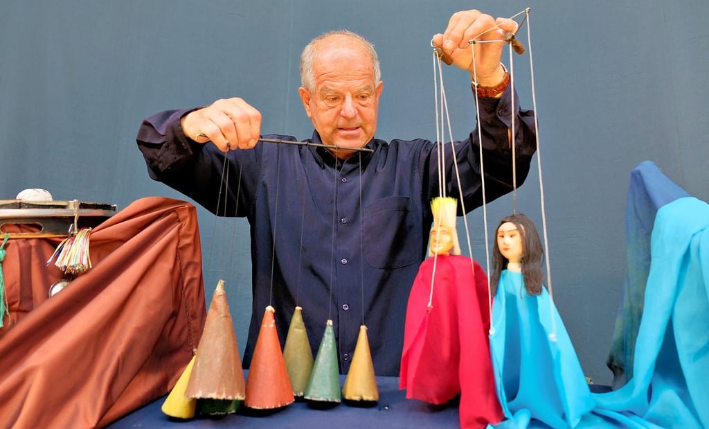 Reiner Anding aus Bad Lauchstädt führt mit seinem Objekttheater ein bekanntes Märchen der Gebrüder Grimm auf.