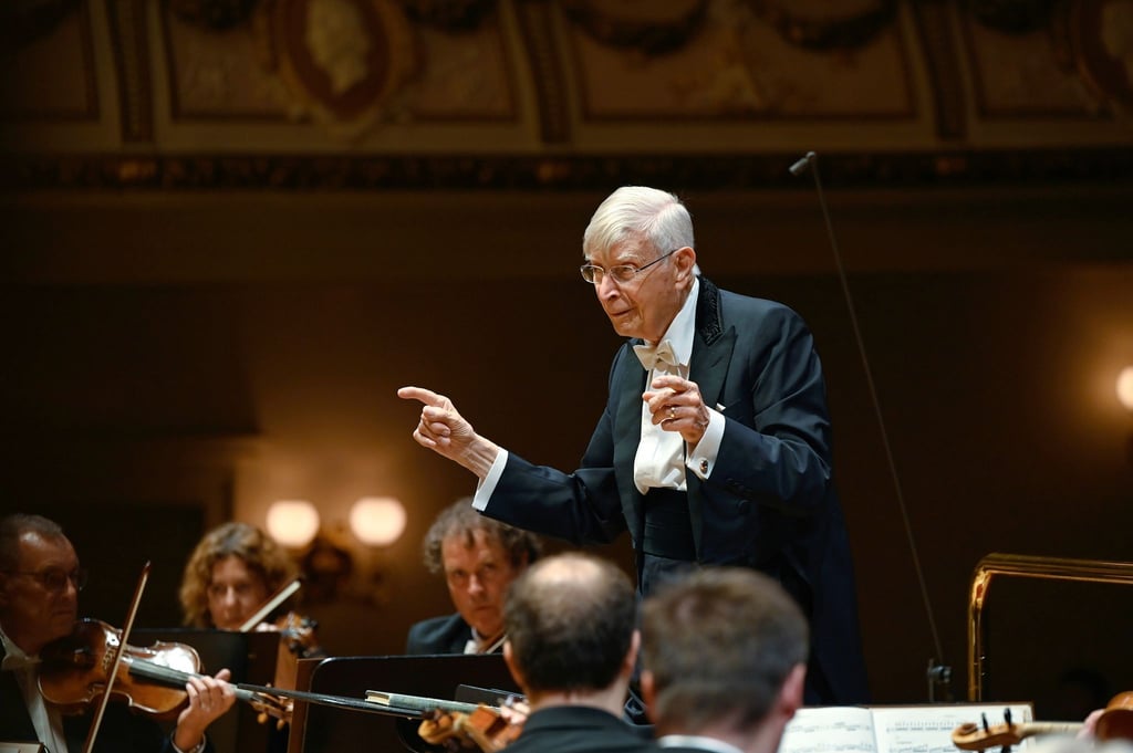 Der Dirigent Herbert Blomstedt bei einem Konzert.