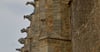 Sanierte Schmähplastiken an der Stephanikirche in Calbe hängen unterhalb des  Daches.