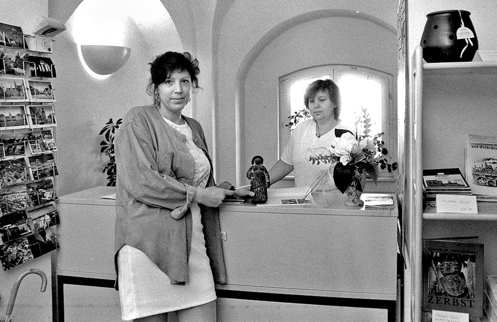 Bevor später der Umzug auf den Markt erfolgte, befand sich die Tourist-Information mit im Rathaus – hier Viola Tiepelmann zusammen mit Petra Metzler.