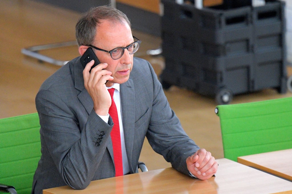 Jörg Urban sitzt im Plenarsaal bei der Sondersitzung des Energieausschusses.