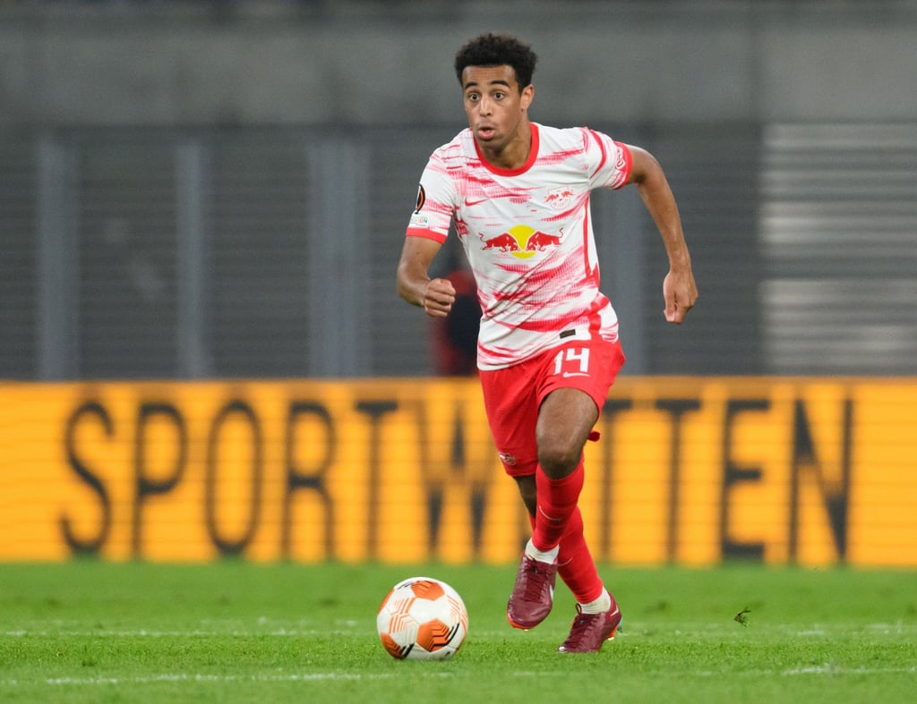 Leipzigs Tyler Adams spielt den Ball.