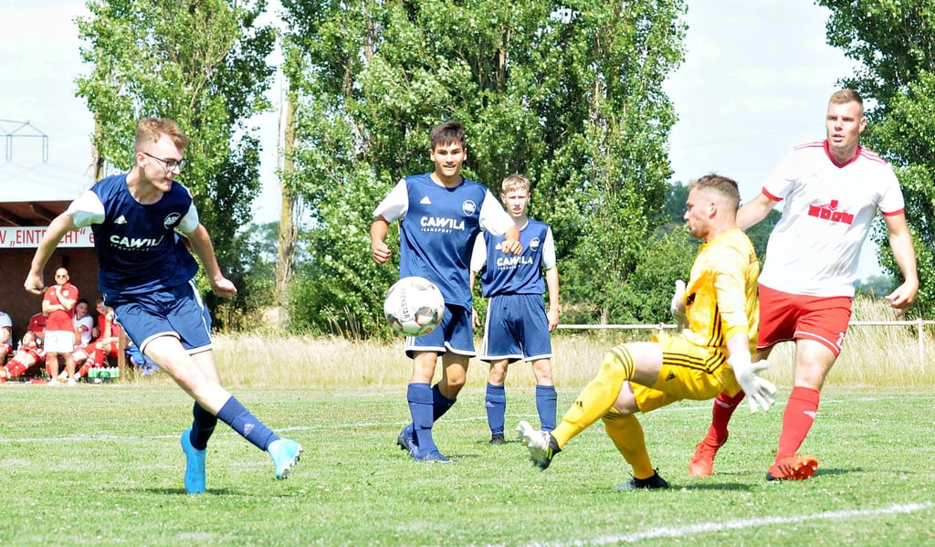 Philipp Weiß (Weiß-Blau Stendal, links) hat in dieser Szene einen Treffer auf den Fuß. Er schoss den Ball knapp vorbei.