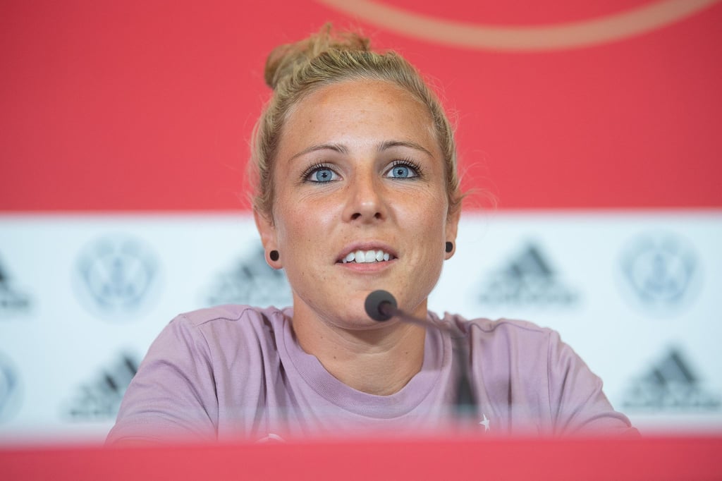Wird im EM-Auftaktspiel der DFB-Frauen Kapitänin sein: Svenja Huth bei der Pressekonferenz.