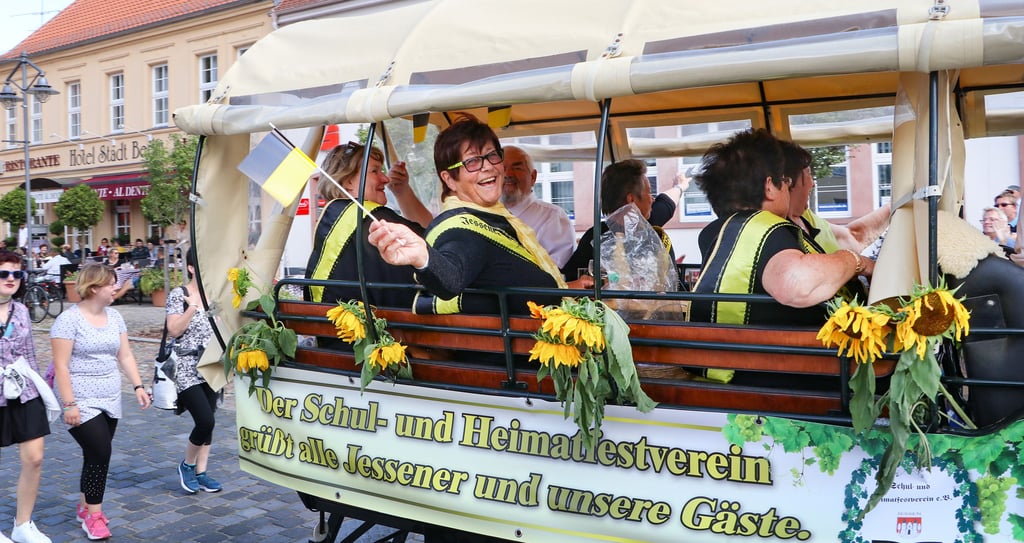 Im Gegensatz zum vergangenen Jahr, als die Mitglieder des Schul- und Heimatfestvereins Jessen beim Festauszug unter sich bleiben mussten, soll es am nächsten zweiten Sonntag im August wieder einen imposanten Zug durch die Stadt geben unter dem Motto „Handwerk - früher und heute“.