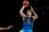 Der Starspieler der slownischen Basketballer: Luka Doncic in Aktion.
