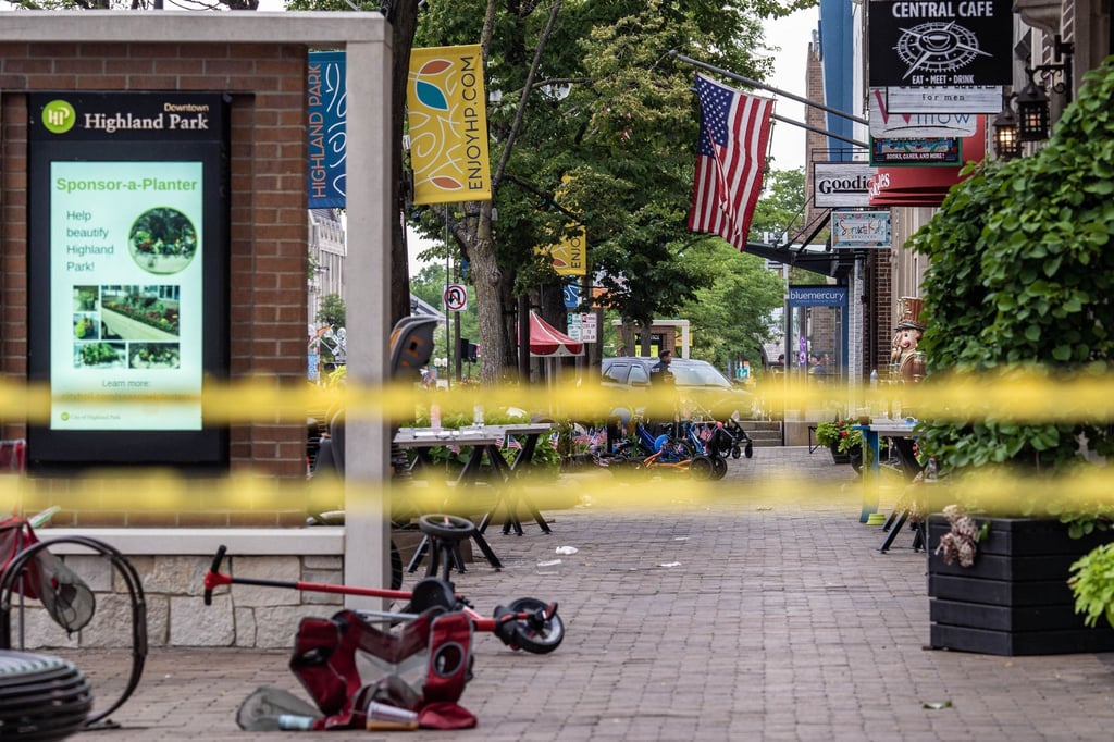 Mehrere Stunden nach den tödlichen Schüssen bei einer Feiertagsparade im US-Bundesstaat Illinois haben die Ermittler den mutmaßlichen Täter gefasst.
